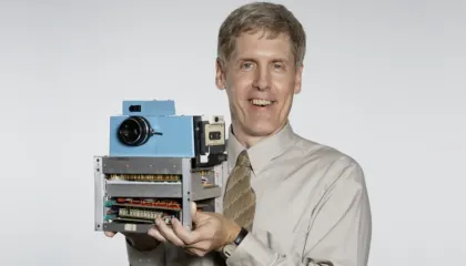 Si u krijua fotografia digjitale?! Historia e inxhinierit që ndryshoi botën në vitin 1975