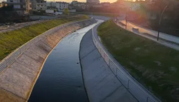 Si u transformua lumi i Gjanicës në Fier: Nga gangrenë mjedisore në…