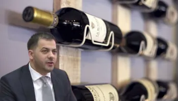 Si u zhdukën 900 shishet e verës të koleksionit njëshekullur nga “Equos Resort”? Drejtori i Doganave: S’ mund të jap detaje