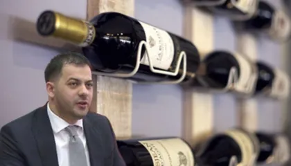 Si u zhdukën 900 shishet e verës të koleksionit njëshekullur nga “Equos Resort”? Drejtori i Doganave: S’ mund të jap detaje