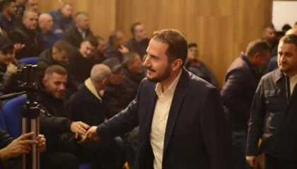 “Sillen si lepurusha para regjimit, si tigra para demokratëve”, Salianji: Rrogëtarët e PD nuk duan të shohin sallat plot