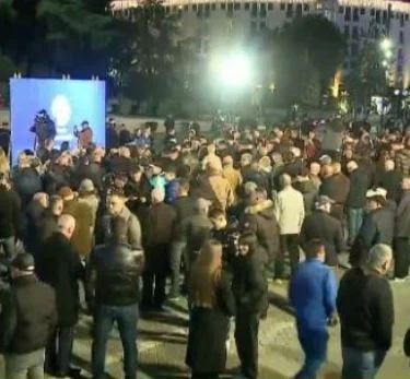 Simpatizantët e PD mblidhen para kryeministrisë, nis protesta e opozitës