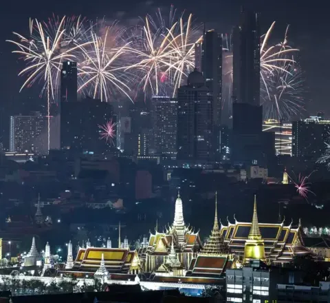 Singapori, Pekini, Tokio dhe Seuli presin 2026-n me kambana, fishekzjarrë dhe ceremoni tradicionale