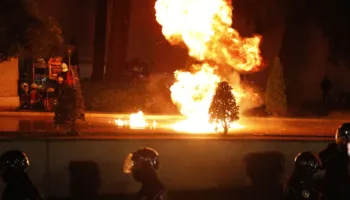 Situata te Kryeministria – “Janë identifikuar personat që hodhën molotov, pritet të ndalohen”