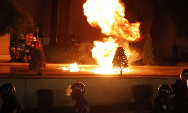 Situata te Kryeministria – “Janë identifikuar personat që hodhën molotov, pritet të ndalohen”