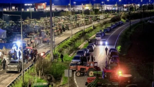 Situatë e tensionuar/ Pas bllokimit të akseve, ministri grek fton fermerët: Ju jeni prioritet
