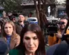 Skandalet me tenderat në AKSHI/ Mirlinda Karçanaj paraqitet në GJKKO me makinë policie, “kyç” gojën para gazetarëve