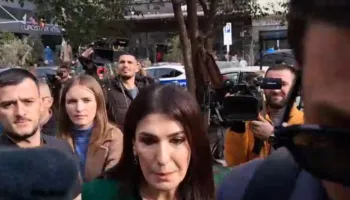 Skandalet me tenderat në AKSHI/ Mirlinda Karçanaj paraqitet në GJKKO me makinë policie, “kyç” gojën para gazetarëve