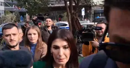 Skandalet me tenderat në AKSHI/ Mirlinda Karçanaj paraqitet në GJKKO me makinë policie, “kyç” gojën para gazetarëve