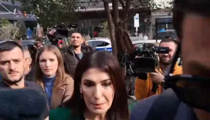 Skandalet me tenderat në AKSHI/ Mirlinda Karçanaj paraqitet në GJKKO me makinë policie, “kyç” gojën para gazetarëve