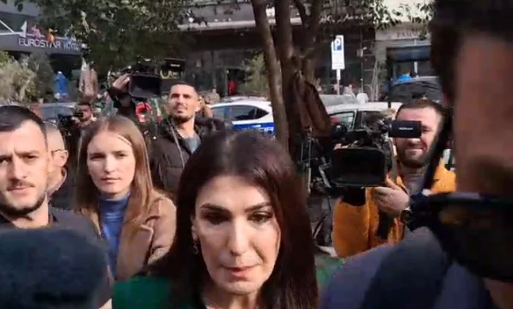 Skandalet me tenderat në AKSHI/ Mirlinda Karçanaj paraqitet në GJKKO me makinë policie, “kyç” gojën para gazetarëve