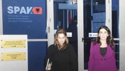 Skandali i AKSHI-t! Mirlinda Karçanaj në ‘arrest shtëpie’ delegon kompetencat, ja kush merr drejtimin