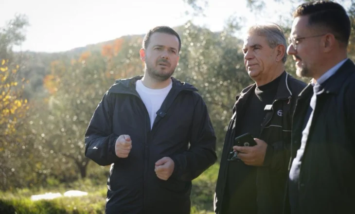 Skema e Investimeve shpjegohet nga ministri Salla, fermeri në Gramsh pajiset me mekanikë për ullishtarinë