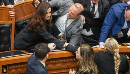 Skenat e dhunës dhe kaosi në Parlament, PS kërkon përjashtimin e 30 deputetëve të PD