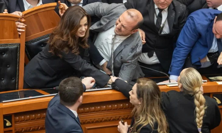 Skenat e dhunës dhe kaosi në Parlament, PS kërkon përjashtimin e 30 deputetëve të PD