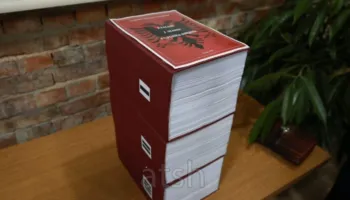 Skënder Gjinushi prezanton kopjen e parë të “Fjalorit të madh të gjuhës shqipe”