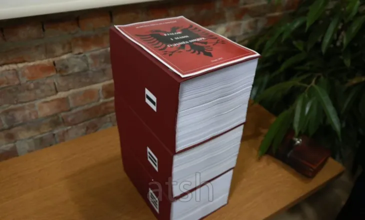 Skënder Gjinushi prezanton kopjen e parë të “Fjalorit të madh të gjuhës shqipe”