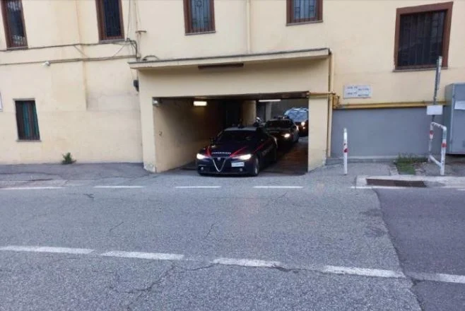 “Skifteri” shqiptar vjedh bizhuteri floriri me vlerë 5 mijë euro, banorët e bëjnë për spital