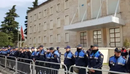 Sot “Foltorja” e PD-së para Kryeministrisë, policia me plan masash, bllokon disa akse