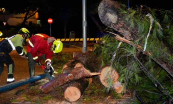Spanja në kaos nga përmbytjet/ Reshjet e dendura të shiut izolojnë qytetarët në shtëpi, alarm i kuq për përkeqësimin e situatës