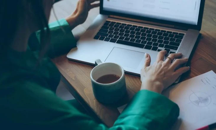 Spanjë/ 22-vjeçarja pushohet nga puna se shkonte çdo ditë 40 minuta përpara orarit