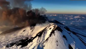 Spektakël “bardhë e zi” nga shpërthimi i vullkanit Etna në Itali, skiatorët kapin momentin mbresëlënës (VIDEO)