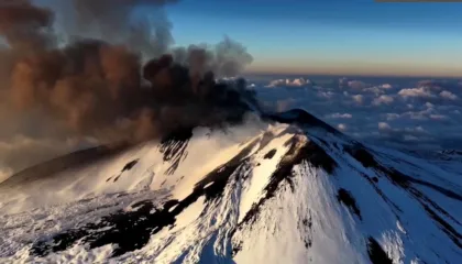 Spektakël “bardhë e zi” nga shpërthimi i vullkanit Etna në Itali, skiatorët kapin momentin mbresëlënës (VIDEO)