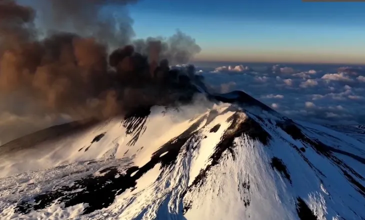 Spektakël “bardhë e zi” nga shpërthimi i vullkanit Etna në Itali, skiatorët kapin momentin mbresëlënës (VIDEO)