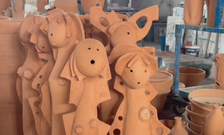 Spermatozoidët në qeramikë/ Mjeshtri i punimit të baltës në një revoltë për shoqërinë që nuk prodhon asgjë