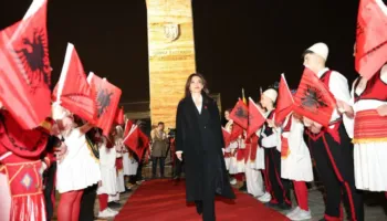 Spiropali nderime te monumenti i Skënderbeut në Shkupin e vjetër: Simbol i qëndresës