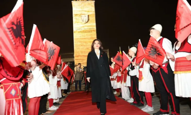 Spiropali nderime te monumenti i Skënderbeut në Shkupin e vjetër: Simbol i qëndresës