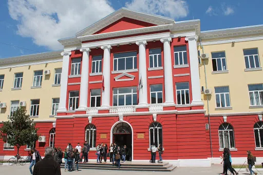 “Studentët me mesataren më të lartë zgjedhin privatët”/ Raporti i QSHA: Janë 10 mijë vende bosh në Universitet