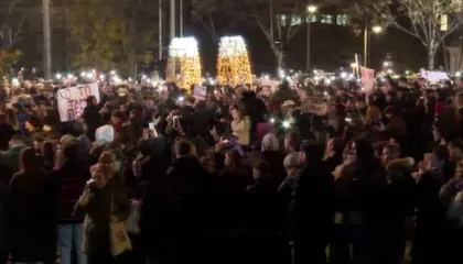 Studentët “peticion” Vuçiçit/ Mbledhin firma për zgjedhje të parakohshme, arsyeja rrëzimi i qeverisë
