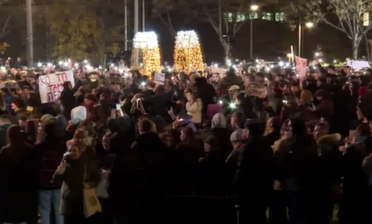 Studentët “peticion” Vuçiçit/ Mbledhin firma për zgjedhje të parakohshme, arsyeja rrëzimi i qeverisë