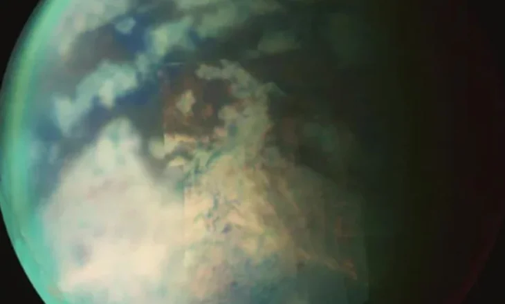 Studim/ Hëna gjigante e Saturnit mund të fshehë jetë nën shtresat e akullit