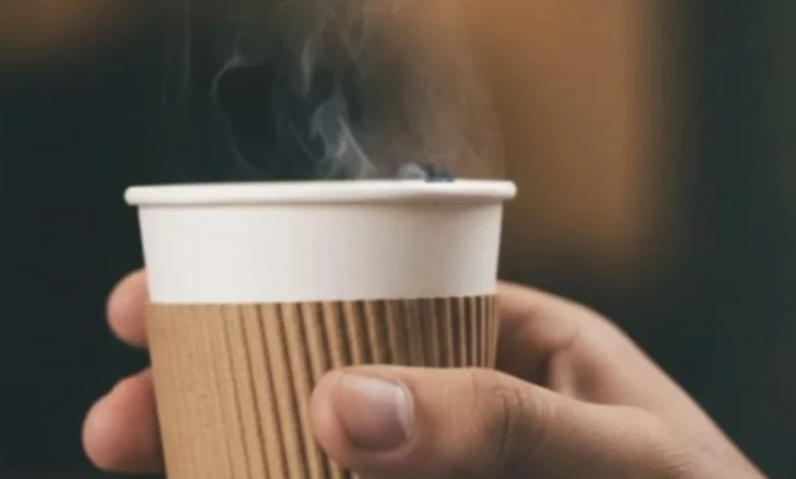 Studim/ Pirja e çajit ose kafesë në gota kartoni mund të shkaktojë kancer