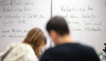 Studimi: Kush flet më shumë gjuhë, plaket më ngadalë!