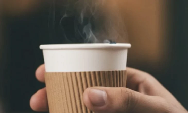 Studimi: Pirja e çajit ose kafesë në gota kartoni mund të shkaktojë kancer