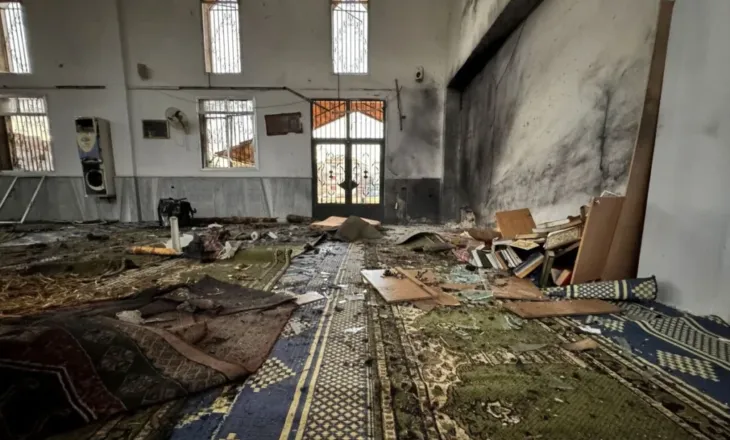 Sulm i përgjakshëm në Siri/ Plagosje dhe vdekje në një xhami, destabilizohet qeveria e re