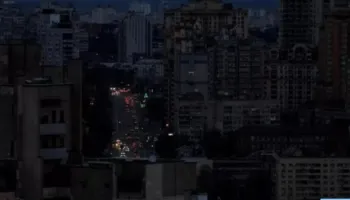 Sulmet ruse shkaktuan ndërprerje të furnizimit me energji, Ukraina feston Krishtlindjet në errësirë