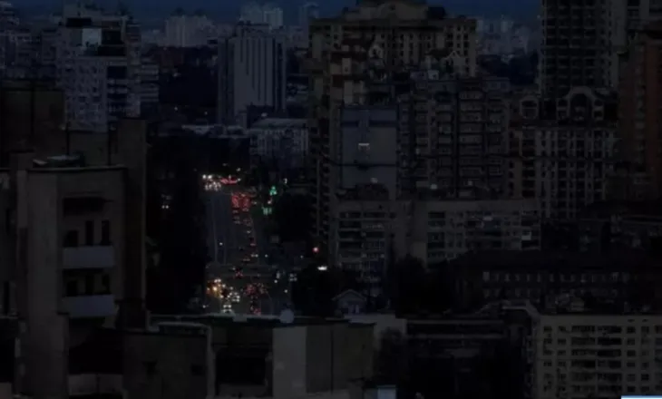 Sulmet ruse shkaktuan ndërprerje të furnizimit me energji, Ukraina feston Krishtlindjet në errësirë