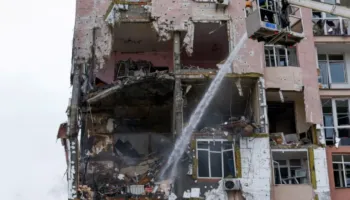 Sulmi rus në Kiev gjatë natës, një i vdekur dhe dhjetëra të plagosur. Mijëra banorë mbeten në errësirë