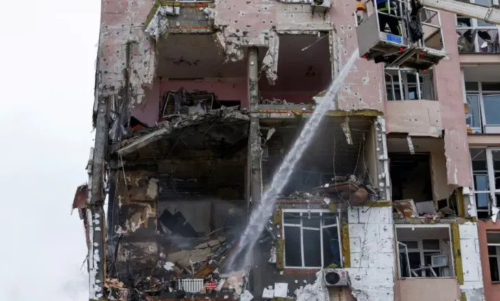 Sulmi rus në Kiev gjatë natës, një i vdekur dhe dhjetëra të plagosur. Mijëra banorë mbeten në errësirë