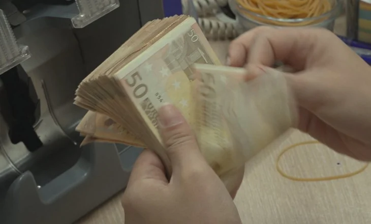 “Superleku” vijon triumfin, valutat e mbyllin vjeshtën edhe më të dobëta. Euro në pikiatë