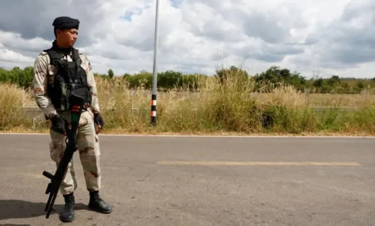 Tajlanda bombardon zonën kufitare me Kamboxhian, vazhdojnë bisedimet për armëpushim