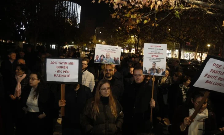 “Taksoni dhjamin, jo djersën”, aktivistë të lëvizjes “Bashkë” protestë para Kuvendit kundër buxhetit