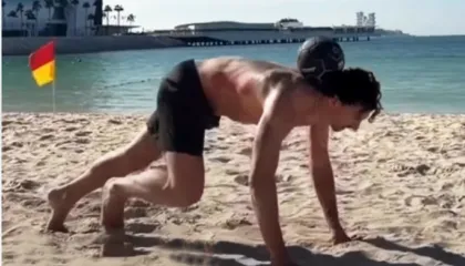 Talenti nuk zhduket kurrë… Ibrahimovic bën spektakël me topin, në brigjet e Dubait (video)