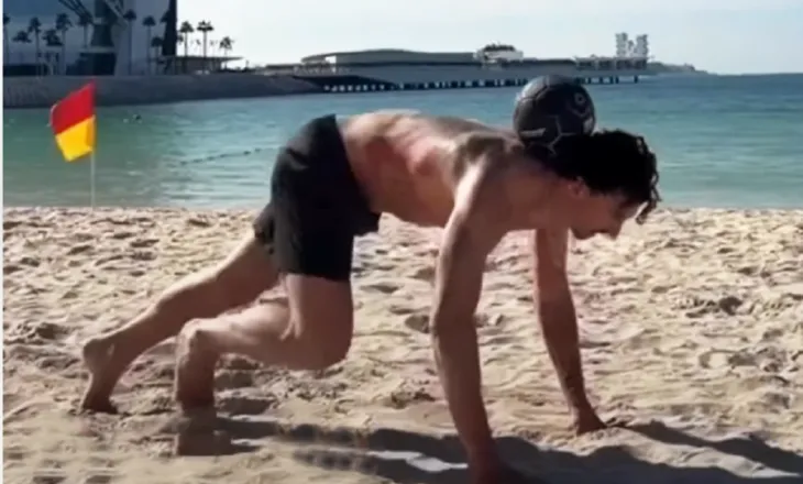 Talenti nuk zhduket kurrë… Ibrahimovic bën spektakël me topin, në brigjet e Dubait (video)