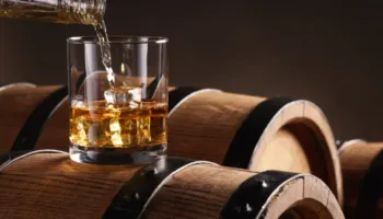 Tarifat e Trump godasin whiskey-n, ndalon prodhimin distileria e Jim Beam