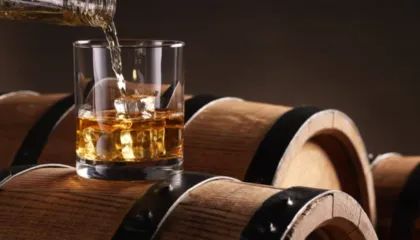 Tarifat e Trump godasin whiskey-n, ndalon prodhimin distileria e Jim Beam